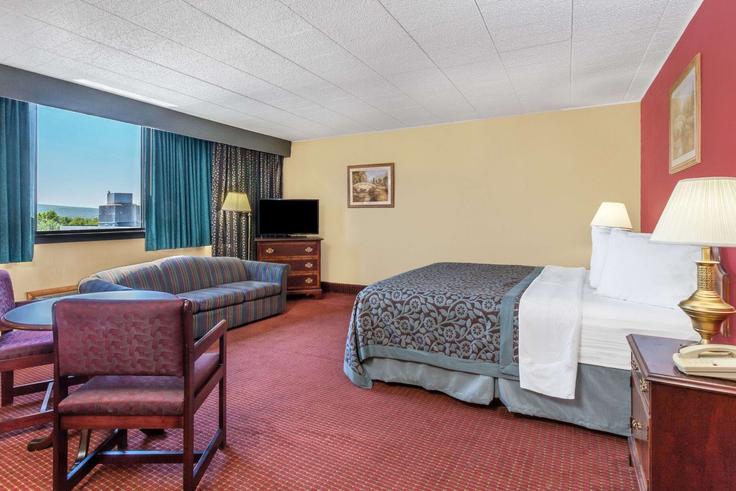 Elegante sala de estar con mobiliario moderno en un apartamento en Building Scranton Carbondale Highway - wyndham - 1660082 en Dickson City, Dickson City