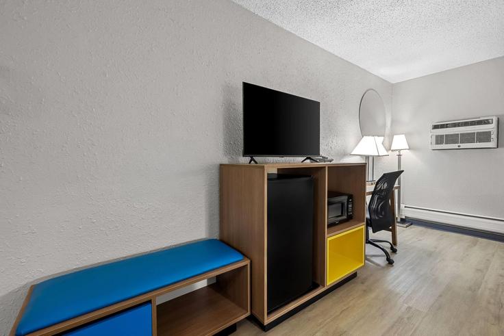 Fond du Lac Fond du LacのBuilding North Pioneer Road - wyndham - 1659426のアパートメントにある、モダンな家具を備えたエレガントなデザインのリビングルーム