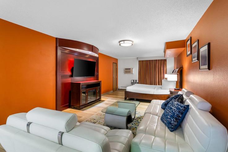 Elegant gestaltetes Wohnzimmer mit moderner Einrichtung in einer Wohnung im Building 20th Avenue Southwest - wyndham - 1661578 in Minot, Minot