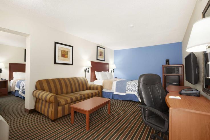 Salle de séjour élégante avec mobilier moderne dans un appartement à Building West Bloomington Road - wyndham - 1663133 à Champaign, Champaign