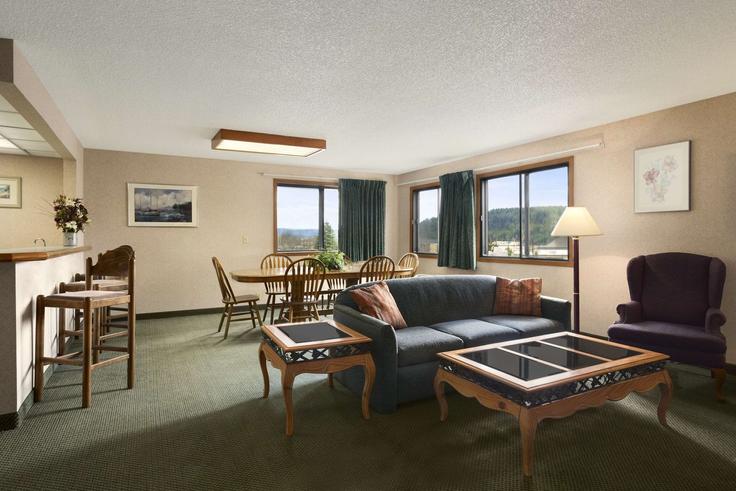 Coeur d'Alene, Coeur d'Alene에 위치한 Building Northwest Boulevard - wyndham - 1665254 유닛의 세련된 인테리어가 돋보이는 거실 Coeur d'Alene, Coeur d'Alene에 위치한 Building Northwest Boulevard - wyndham - 1665254 유닛의 세련된 인테리어가 돋보이는 거실