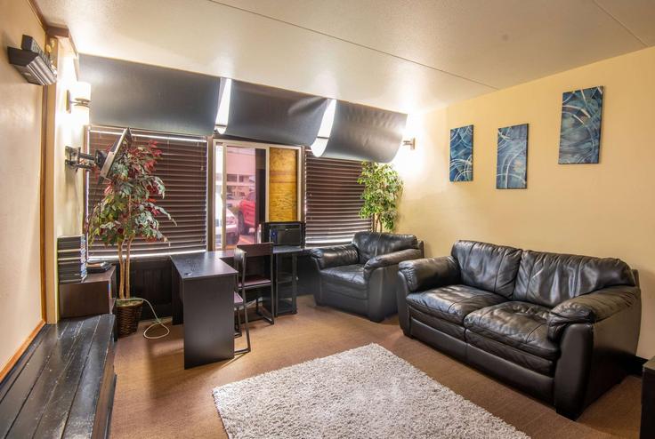 Sala de estar elegantemente projetada com móveis modernos em um apartamento no Building Northwest Boulevard - wyndham - 1664511 em Coeur d'Alene, Coeur d'Alene Sala de estar elegantemente projetada com móveis modernos em um apartamento no Building Northwest Boulevard - wyndham - 1664511 em Coeur d'Alene, Coeur d'Alene