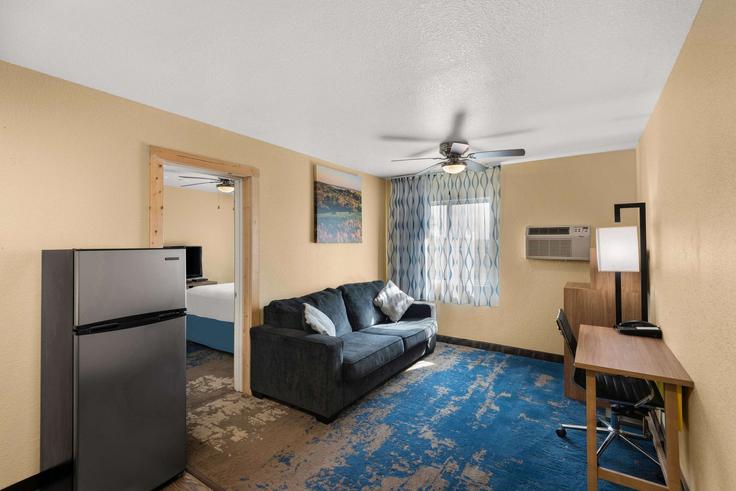 Salle de séjour élégante avec mobilier moderne dans un appartement à Building West 19th Street South - wyndham - 1665310 à Newton, Newton