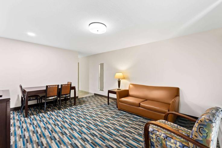 Building West Juanita Avenue - wyndham - 1664091 adresindeki bir dairede modern mobilyalarla zarif bir şekilde tasarlanmış oturma odası Mesa, Mesa Building West Juanita Avenue - wyndham - 1664091 adresindeki bir dairede modern mobilyalarla zarif bir şekilde tasarlanmış oturma odası Mesa, Mesa