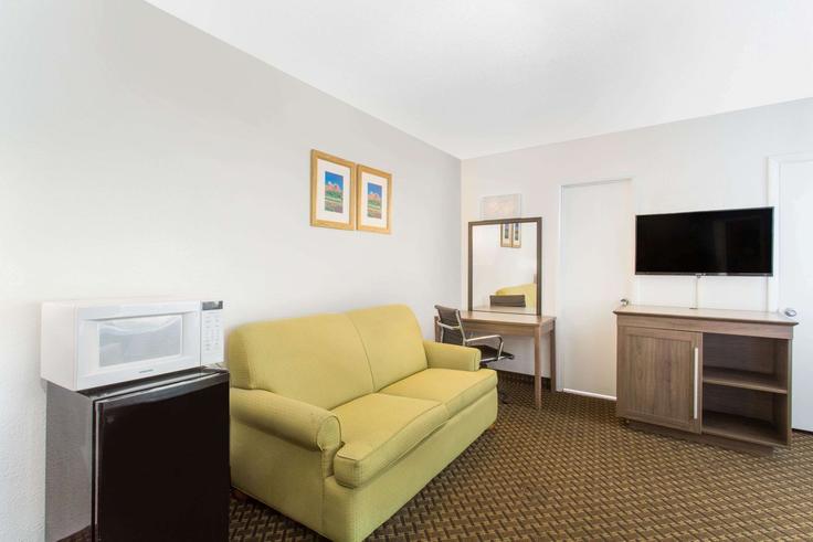 Salle de séjour élégante avec mobilier moderne dans un appartement à Building East Route 66 - wyndham - 1650910 à Williams, Williams
