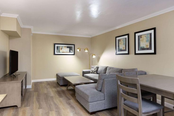 Salle de séjour élégante avec mobilier moderne dans un appartement à Building North Fremont Street - wyndham - 1656468 à Monterey, Monterey Salle de séjour élégante avec mobilier moderne dans un appartement à Building North Fremont Street - wyndham - 1656468 à Monterey, Monterey