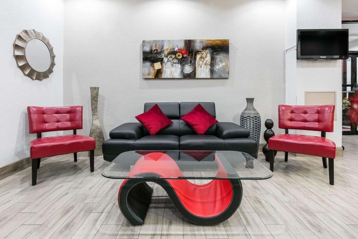Elegante sala de estar con mobiliario moderno en un apartamento en Building South Meridian Avenue - wyndham - 1650324 en Oklahoma City, Oklahoma City Elegante sala de estar con mobiliario moderno en un apartamento en Building South Meridian Avenue - wyndham - 1650324 en Oklahoma City, Oklahoma City