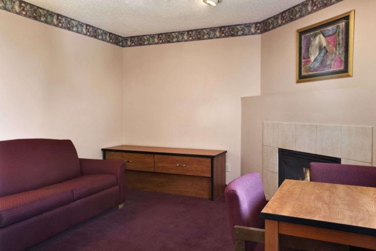 Sala de estar elegantemente projetada com móveis modernos em um apartamento no Building Aeroplaza Drive - wyndham - 1671358 em Colorado Springs, Colorado Springs