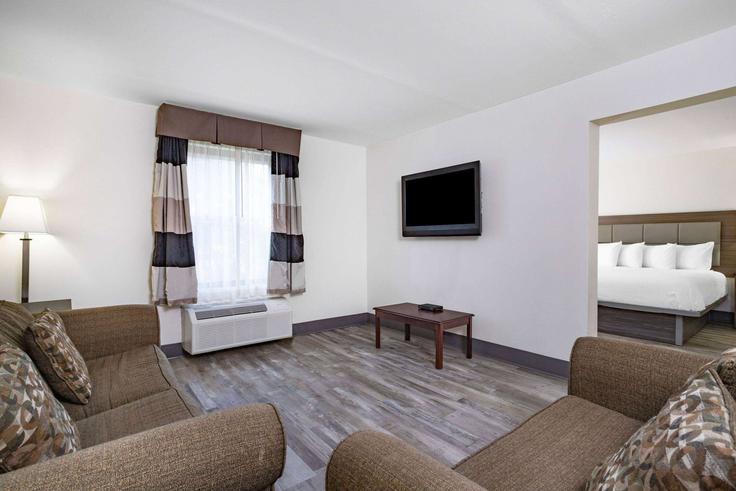 Elegante sala de estar con mobiliario moderno en un apartamento en Building Sugarloaf Road - wyndham - 1650620 en Hendersonville, Hendersonville