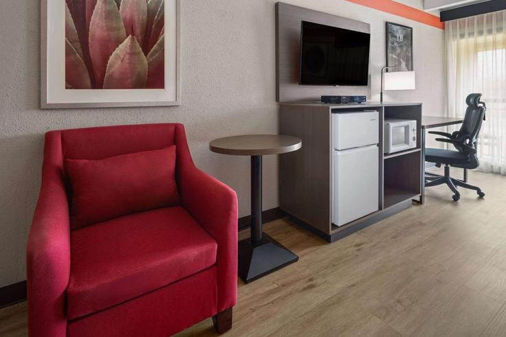 Elegant gestaltetes Wohnzimmer mit moderner Einrichtung in einer Wohnung im Building U.S. 46 - wyndham - 1650677 in Parsippany-Troy Hills, Parsippany-Troy Hills Elegant gestaltetes Wohnzimmer mit moderner Einrichtung in einer Wohnung im Building U.S. 46 - wyndham - 1650677 in Parsippany-Troy Hills, Parsippany-Troy Hills