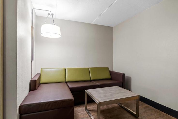 Elegant gestaltetes Wohnzimmer mit moderner Einrichtung in einer Wohnung im Building Peachtree Industrial Boulevard - wyndham - 1664562 in Norcross, Norcross Elegant gestaltetes Wohnzimmer mit moderner Einrichtung in einer Wohnung im Building Peachtree Industrial Boulevard - wyndham - 1664562 in Norcross, Norcross