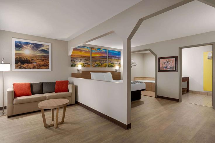 Covington, Covington에 위치한 Building Alcovy Road - wyndham - 1663362 유닛의 세련된 인테리어가 돋보이는 거실 Covington, Covington에 위치한 Building Alcovy Road - wyndham - 1663362 유닛의 세련된 인테리어가 돋보이는 거실