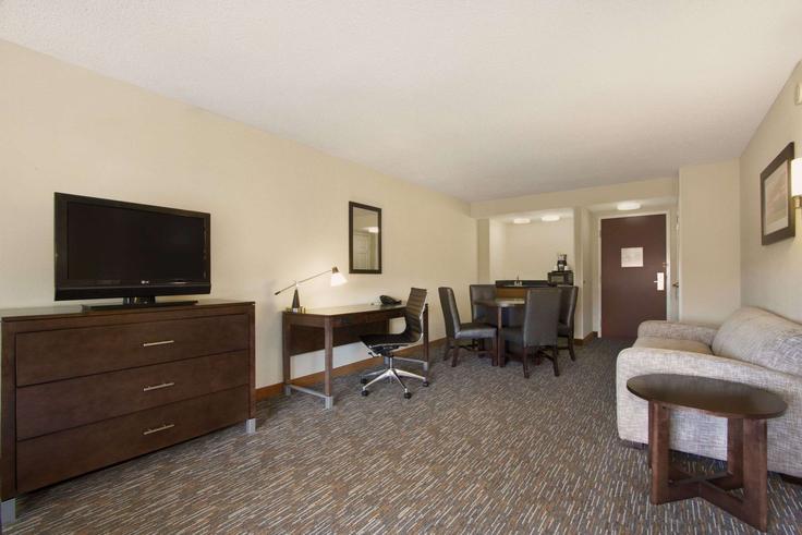 Elegant gestaltetes Wohnzimmer mit moderner Einrichtung in einer Wohnung im Building Shallowford Road - wyndham - 1665891 in Chattanooga, Chattanooga Elegant gestaltetes Wohnzimmer mit moderner Einrichtung in einer Wohnung im Building Shallowford Road - wyndham - 1665891 in Chattanooga, Chattanooga