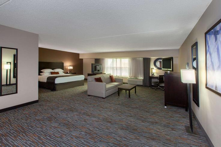 Elegante sala de estar con mobiliario moderno en un apartamento en Building South Meridian Avenue - wyndham - 1661868 en Oklahoma City, Oklahoma City Elegante sala de estar con mobiliario moderno en un apartamento en Building South Meridian Avenue - wyndham - 1661868 en Oklahoma City, Oklahoma City