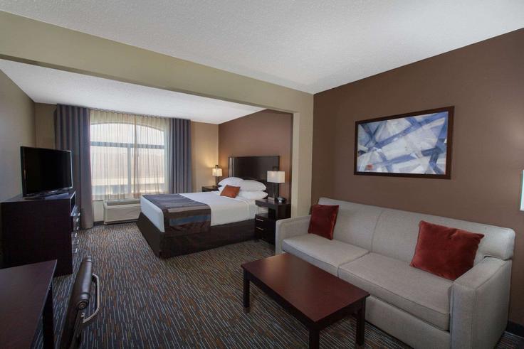 Elegante sala de estar con mobiliario moderno en un apartamento en Building South Meridian Avenue - wyndham - 1661915 en Oklahoma City, Oklahoma City Elegante sala de estar con mobiliario moderno en un apartamento en Building South Meridian Avenue - wyndham - 1661915 en Oklahoma City, Oklahoma City