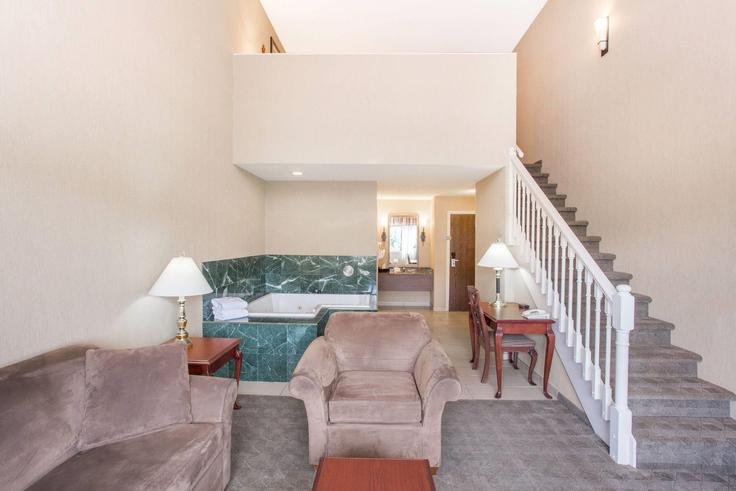 Glenmore, Kelowna에 위치한 Building Harvey Avenue - wyndham - 1652636 유닛의 세련된 인테리어가 돋보이는 거실