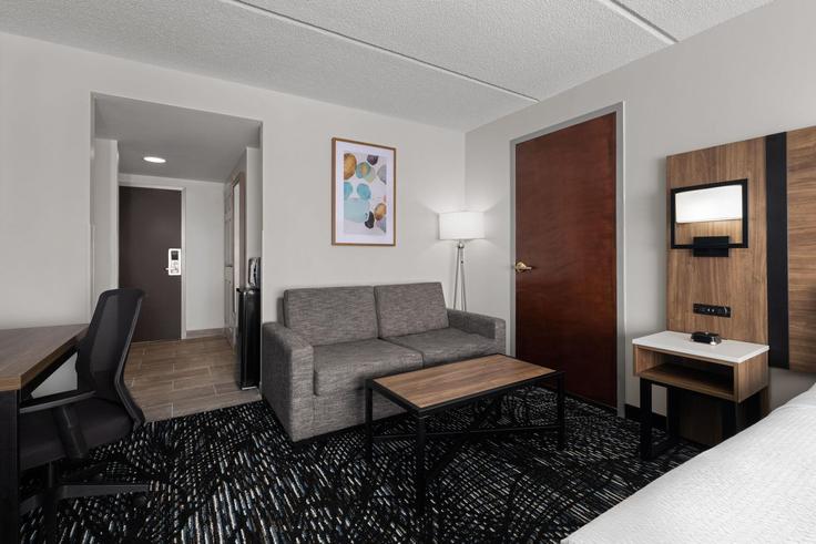 Building Gwinnett Place Drive Northwest - wyndham - 1690401 adresindeki bir dairede modern mobilyalarla zarif bir şekilde tasarlanmış oturma odası Duluth, Duluth