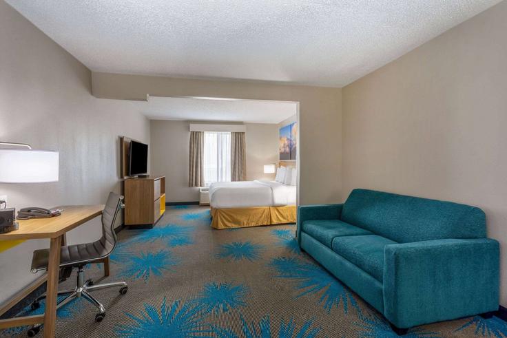 Denver, Denver에 위치한 Building East 71st Avenue - wyndham - 1664321 유닛의 세련된 인테리어가 돋보이는 거실