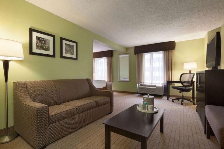 Sala de estar elegantemente projetada com móveis modernos em um apartamento no Building Hopkins Place - wyndham - 1665217 em Baltimore, Baltimore Sala de estar elegantemente projetada com móveis modernos em um apartamento no Building Hopkins Place - wyndham - 1665217 em Baltimore, Baltimore
