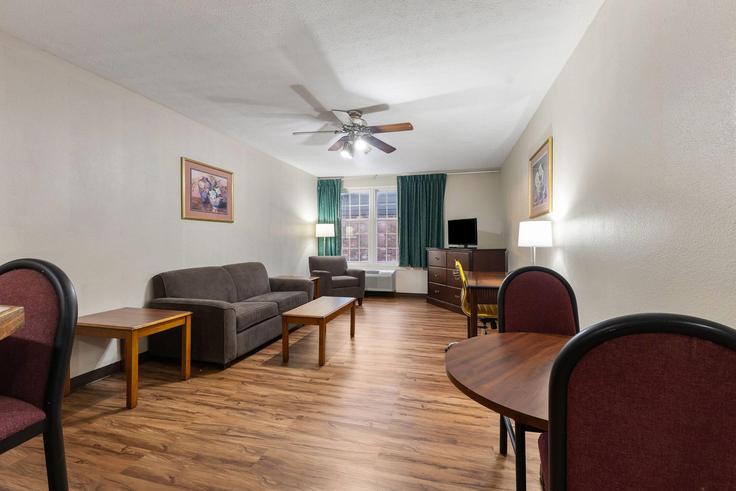 Madisonville, Madisonville에 위치한 Building Cs-1355-30 - wyndham - 1665273 유닛의 세련된 인테리어가 돋보이는 거실