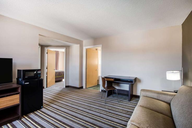 Sala de estar elegantemente projetada com móveis modernos em um apartamento no Building Winfield Dunn Parkway - wyndham - 1673772 em Sevierville, Sevierville Sala de estar elegantemente projetada com móveis modernos em um apartamento no Building Winfield Dunn Parkway - wyndham - 1673772 em Sevierville, Sevierville