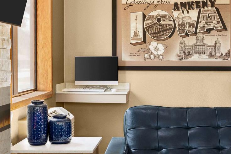 Elegant gestaltetes Wohnzimmer mit moderner Einrichtung in einer Wohnung im Building Southeast Delaware Avenue - wyndham - 1676064 in Ankeny, Ankeny Elegant gestaltetes Wohnzimmer mit moderner Einrichtung in einer Wohnung im Building Southeast Delaware Avenue - wyndham - 1676064 in Ankeny, Ankeny
