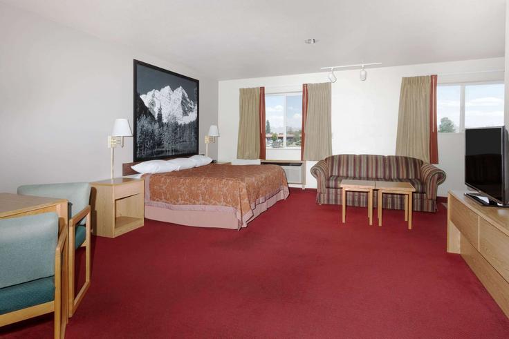 Elegante sala de estar con mobiliario moderno en un apartamento en Building Jurassic Avenue - wyndham - 1673915 en Fruita, Fruita