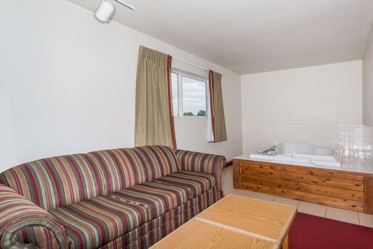 Elegante sala de estar con mobiliario moderno en un apartamento en Building Jurassic Avenue - wyndham - 1690143 en Fruita, Fruita
