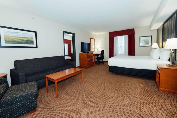 Elegante sala de estar con mobiliario moderno en un apartamento en Building 100 Street - wyndham - 1667345 en Grande Prairie, Grande Prairie