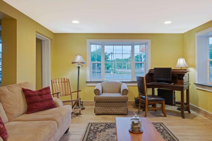 Elegant gestaltetes Wohnzimmer mit moderner Einrichtung in einer Wohnung im Building U.S. 20 - wyndham - 1693184 in Sturbridge, Sturbridge