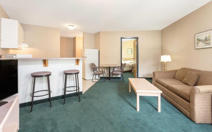 Elegante sala de estar con mobiliario moderno en un apartamento en Building 1047 Trans Canada Highway 1 - wyndham - 1672388 en Golden, Golden Elegante sala de estar con mobiliario moderno en un apartamento en Building 1047 Trans Canada Highway 1 - wyndham - 1672388 en Golden, Golden