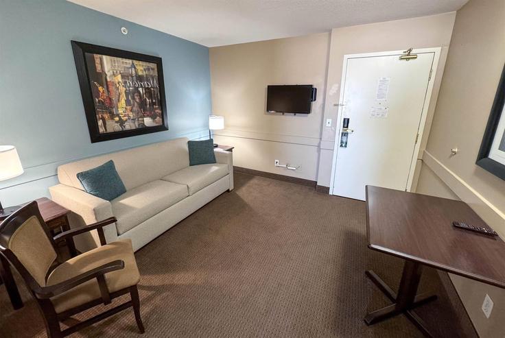 Salle de séjour élégante avec mobilier moderne dans un appartement à Building Gateway Boulevard Northwest - wyndham - 1692437 à Edmonton, Edmonton Salle de séjour élégante avec mobilier moderne dans un appartement à Building Gateway Boulevard Northwest - wyndham - 1692437 à Edmonton, Edmonton