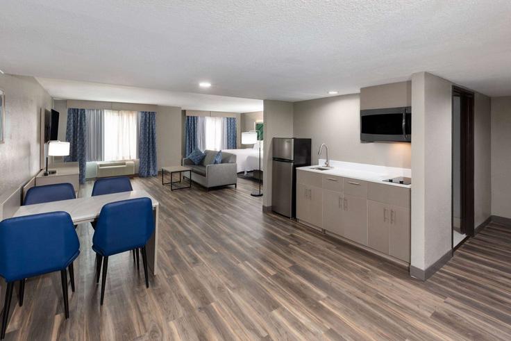 Elegante sala de estar con mobiliario moderno en un apartamento en Building Ruth Street - wyndham - 1665820 en Sulphur, Sulphur Elegante sala de estar con mobiliario moderno en un apartamento en Building Ruth Street - wyndham - 1665820 en Sulphur, Sulphur