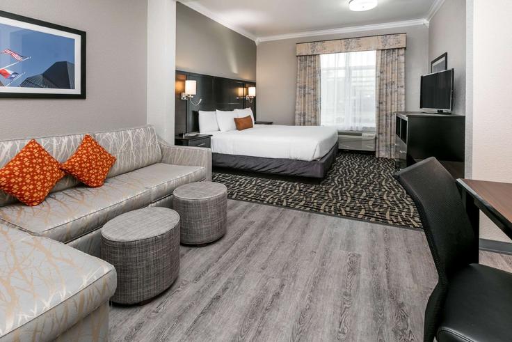 Salle de séjour élégante avec mobilier moderne dans un appartement à Building North Stemmons Freeway - wyndham - 1646465 à Dallas, Dallas Salle de séjour élégante avec mobilier moderne dans un appartement à Building North Stemmons Freeway - wyndham - 1646465 à Dallas, Dallas