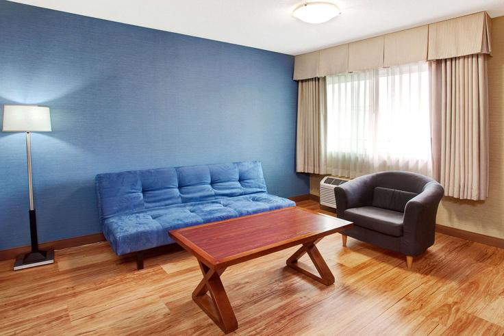 Elegant gestaltetes Wohnzimmer mit moderner Einrichtung in einer Wohnung im Building Washington Place - wyndham - 1653096 in Culver City, Culver City