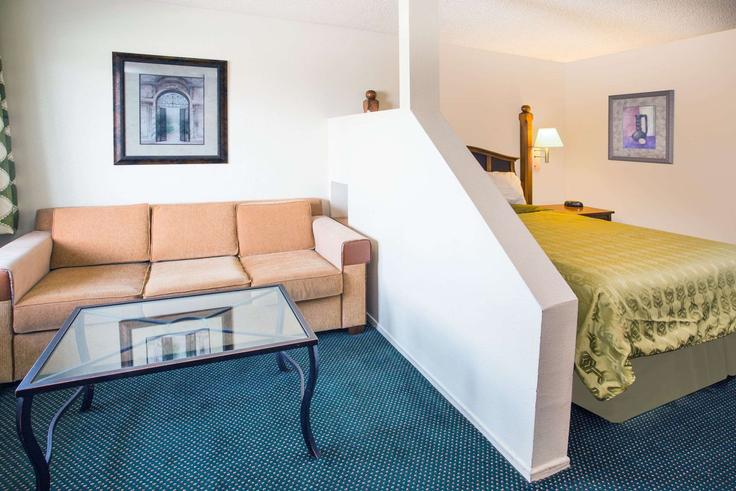 Sala de estar elegantemente projetada com móveis modernos em um apartamento no Building California 111 - wyndham - 1654428 em Indio, Indio