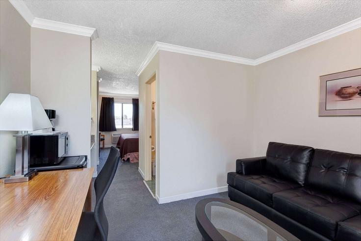 Pasadena, Pasadena에 위치한 Building East Colorado Boulevard - wyndham - 1654659 유닛의 세련된 인테리어가 돋보이는 거실 Pasadena, Pasadena에 위치한 Building East Colorado Boulevard - wyndham - 1654659 유닛의 세련된 인테리어가 돋보이는 거실