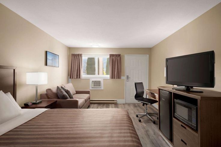 Salle de séjour élégante avec mobilier moderne dans un appartement à Building 10 Avenue Southwest - wyndham - 1654292 à Salmon Arm, Salmon Arm