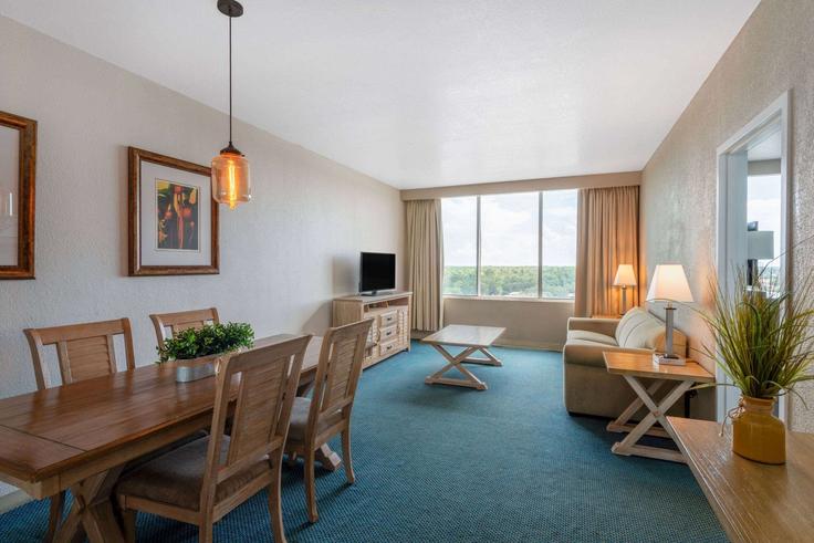 Salle de séjour élégante avec mobilier moderne dans un appartement à Building West Irlo Bronson Memorial Highway - wyndham - 1651003 à Kissimmee, Kissimmee Salle de séjour élégante avec mobilier moderne dans un appartement à Building West Irlo Bronson Memorial Highway - wyndham - 1651003 à Kissimmee, Kissimmee