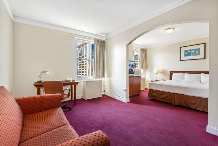 Building South Michigan Avenue - wyndham - 1646346 adresindeki bir dairede modern mobilyalarla zarif bir şekilde tasarlanmış oturma odası Chicago, Chicago Building South Michigan Avenue - wyndham - 1646346 adresindeki bir dairede modern mobilyalarla zarif bir şekilde tasarlanmış oturma odası Chicago, Chicago