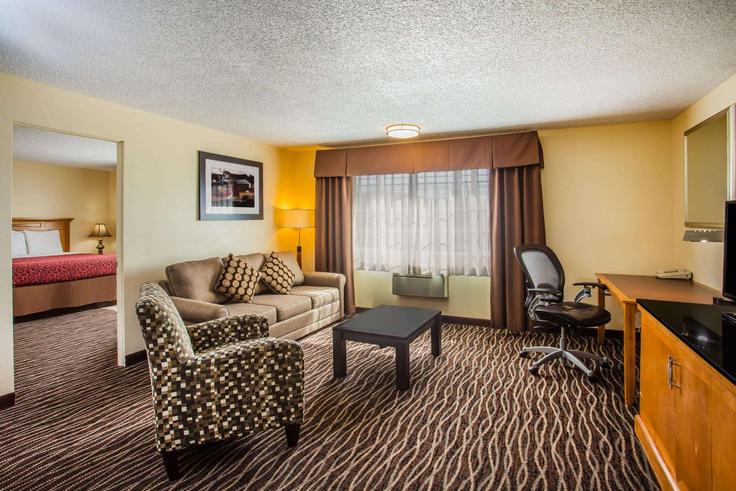 Elegante sala de estar con mobiliario moderno en un apartamento en Building Sycamore Street - wyndham - 1653773 en Yakima, Yakima