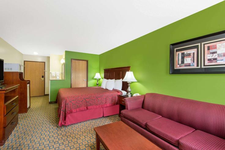 Elegant gestaltetes Wohnzimmer mit moderner Einrichtung in einer Wohnung im Building South Laura Street - wyndham - 1652093 in Wichita, Wichita