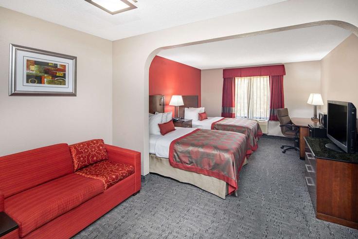 Building Mansell Road - wyndham - 1650223 adresindeki bir dairede modern mobilyalarla zarif bir şekilde tasarlanmış oturma odası Roswell, Roswell Building Mansell Road - wyndham - 1650223 adresindeki bir dairede modern mobilyalarla zarif bir şekilde tasarlanmış oturma odası Roswell, Roswell
