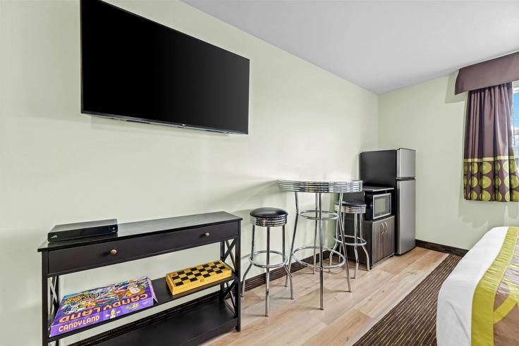 Elegante sala de estar con mobiliario moderno en un apartamento en Building Circle Drive East - wyndham - 1689500 en Saskatoon, Saskatoon Elegante sala de estar con mobiliario moderno en un apartamento en Building Circle Drive East - wyndham - 1689500 en Saskatoon, Saskatoon