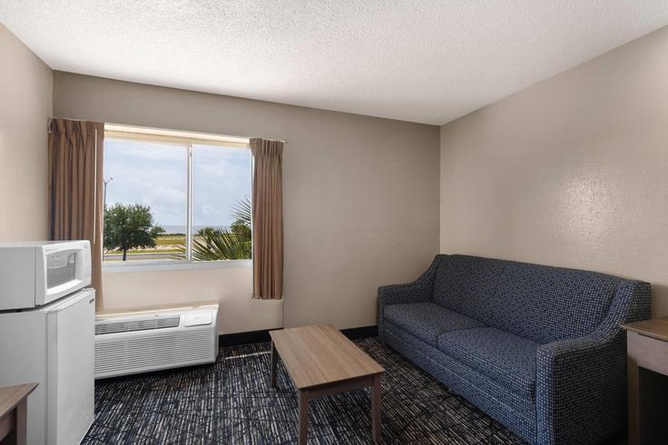 Elegant gestaltetes Wohnzimmer mit moderner Einrichtung in einer Wohnung im Building Beach Boulevard - wyndham - 1686114 in Biloxi, Biloxi Elegant gestaltetes Wohnzimmer mit moderner Einrichtung in einer Wohnung im Building Beach Boulevard - wyndham - 1686114 in Biloxi, Biloxi