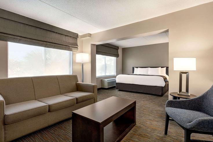 Sala de estar elegantemente projetada com móveis modernos em um apartamento no Building Market Street - wyndham - 1665667 em Wilmington, Wilmington