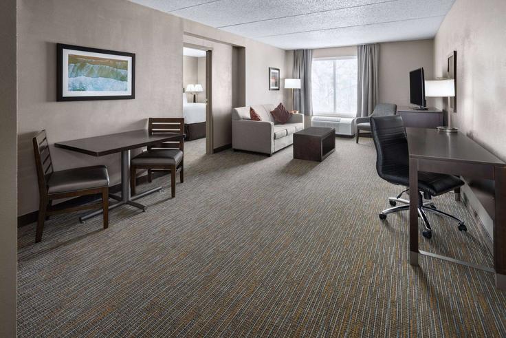 Building Regency Center Drive - wyndham - 1667427 adresindeki bir dairede modern mobilyalarla zarif bir şekilde tasarlanmış oturma odası Mooresville, Mooresville Building Regency Center Drive - wyndham - 1667427 adresindeki bir dairede modern mobilyalarla zarif bir şekilde tasarlanmış oturma odası Mooresville, Mooresville