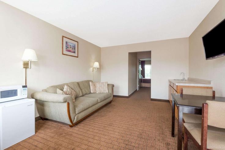 Building Boston Road - wyndham - 1650656 adresindeki bir dairede modern mobilyalarla zarif bir şekilde tasarlanmış oturma odası Springfield, Springfield