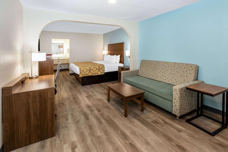 Elegant gestaltetes Wohnzimmer mit moderner Einrichtung in einer Wohnung im Building Tucker Road - wyndham - 1684508 in Latimer, Latimer