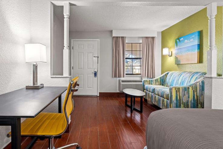 St. Augustine St. AugustineのBuilding San Marco Avenue - wyndham - 1654058のアパートメントにある、モダンな家具を備えたエレガントなデザインのリビングルーム St. Augustine St. AugustineのBuilding San Marco Avenue - wyndham - 1654058のアパートメントにある、モダンな家具を備えたエレガントなデザインのリビングルーム